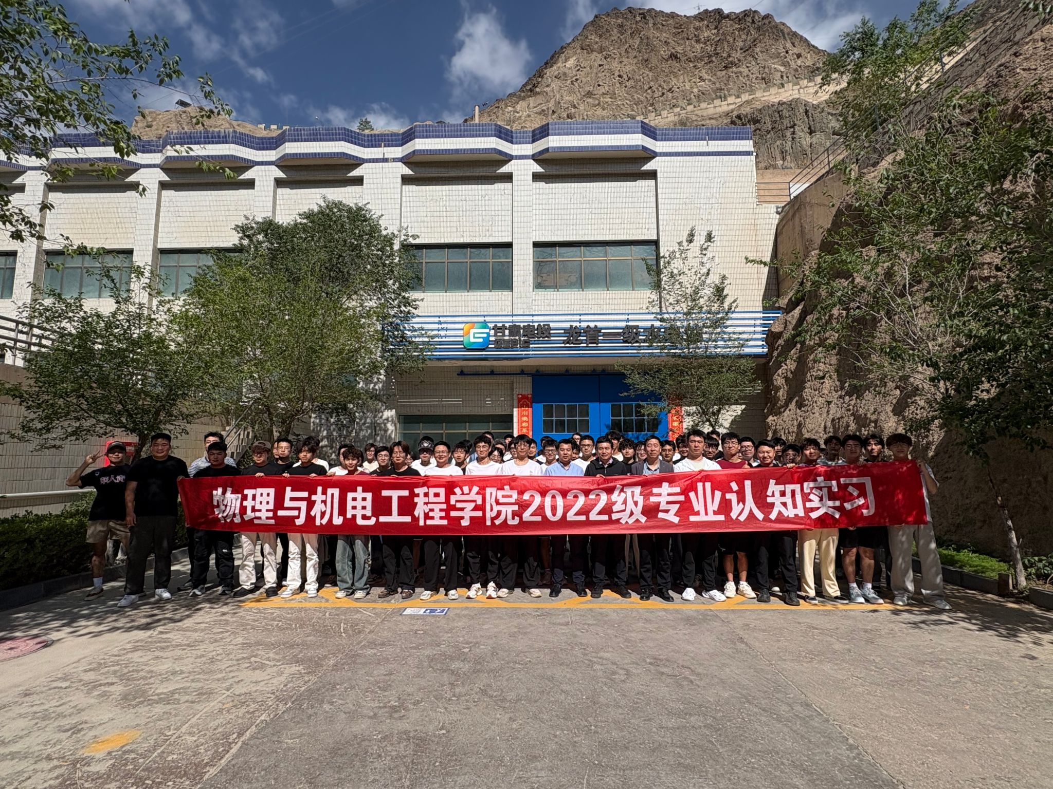 学生赴多家企业开展专业认知实习